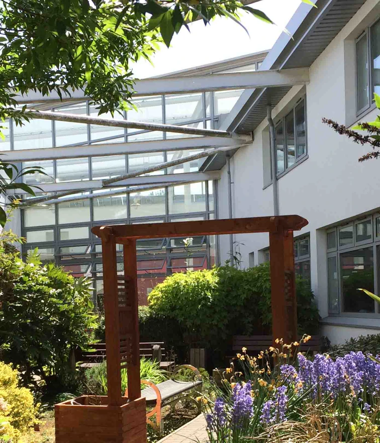 Peaceful sensory garden at Glasgow Kelvin College East End Campus, with seating areas, greenery, and accessible pathways. Peaceful sensory garden at Glasgow Kelvin College East End Campus, with seating areas, greenery, and accessible pathways.
